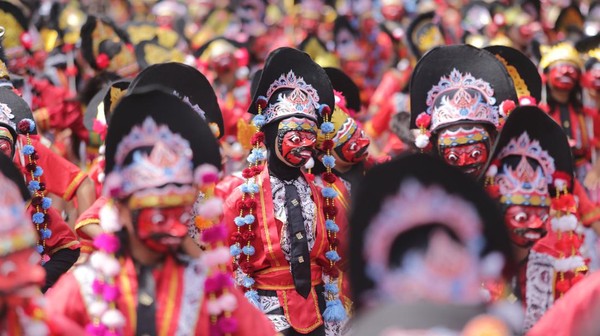 Sejumlah penari memainkan tarian Topeng Klana saat pencatatan rekor Museum Rekor Dunia Indonesia (MURI) di Indramayu, Jawa Barat, Sabtu (15/10/2022).  
