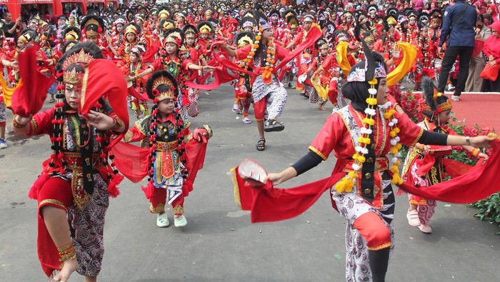 Ribuan Penari Topeng Klana di Indramayu Pecahkan Rekor MURI Sejumlah penari memainkan tarian Topeng Klana saat pencatatan rekor Museum Rekor Dunia Indonesia (MURI) di Indramayu, Jawa Barat, Sabtu (15/10/2022). Tari Topeng Klana khas Indramayu yang dimainkan oleh 7.891 penari yang terdiri dari Pelajar, guru, dan ASN tersebut berhasil memecahkan rekor MURI tari Topeng Klana dengan jumlah perserta terbanyak. ANTARA FOTO/Dedhez Anggara/YU