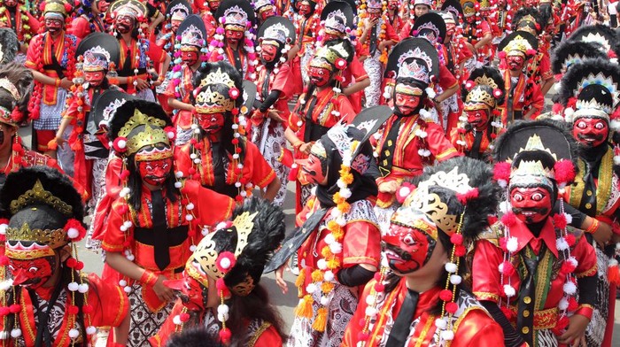 Ribuan Penari Topeng Klana di Indramayu Pecahkan Rekor MURI Sejumlah penari memainkan tarian Topeng Klana saat pencatatan rekor Museum Rekor Dunia Indonesia (MURI) di Indramayu, Jawa Barat, Sabtu (15/10/2022). Tari Topeng Klana khas Indramayu yang dimainkan oleh 7.891 penari yang terdiri dari Pelajar, guru, dan ASN tersebut berhasil memecahkan rekor MURI tari Topeng Klana dengan jumlah perserta terbanyak. ANTARA FOTO/Dedhez Anggara/YU