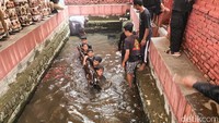 Sebelum dilakukan pengangkatan Buyut Kayu Perbatang dari dasar balong, ada beberapa prosesi yang dilakukan. Mulai dari pembacaan sholawat, doa, hingga melantukan kidung. Selain itu, sebelum batang kayu diangkat, ada juga Muazin yang mengumandangkan azan.