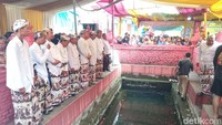 Setelah diangkat, Buyut Kayu Perbatang kemudian dimandikan atau disucikan dengan cara disiram dengan menggunakan air. Setelah prosesi ini selesai, batang kayu yang dikeramatkan itu pun kemudian ditutup kain dan ditaburi dengan bunga-bunga.