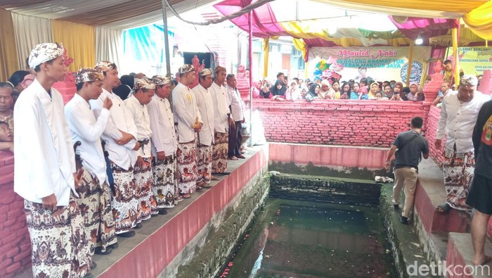 Ritual pengangkatan batang kayu di Situs Balong Keramat Pangeran Mancur Jaya, Desa Kertawinangun, Kecamatan Kedawung, Kabupaten Cirebon, Jawa Barat.