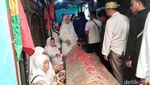 Momen Batang Kayu Keramat Diangkat dari Kolam Keramat di Cirebon