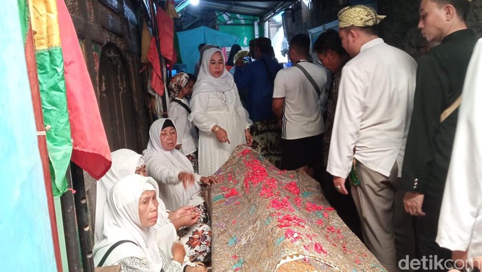 Ritual pengangkatan batang kayu di Situs Balong Keramat Pangeran Mancur Jaya, Desa Kertawinangun, Kecamatan Kedawung, Kabupaten Cirebon, Jawa Barat.