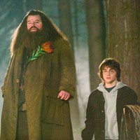 Robbie Coltrane meninggal dunia dalam usia 72 tahun. Bagi para bintang Harry Potter, kepergian pemeran Rubeus Hagrid meninggalkan duka tapi juga kenangan manis. Mereka mengenangnya sebagai sosok humoris yang selalu membawa keceriaan di lokasi syuting. (Foto: Dok. Warner Bros via IMDb)