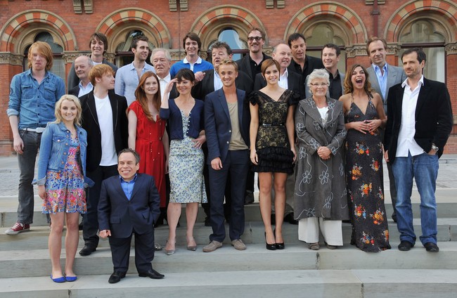 Sementara itu, pemeran Ginny Weasley, Bonnie Wright, merasa sangat kehilangan setelah mendengar berita duka tersebut. Hagrid karakter favoritku! Robbie sukses menampilkan sisi Hagrid yang hangat, ramai dan menyayangi secara tulus para murid dan karakter lainnya. Terima kasih untuk tawamu. Aku merindukanmu Robbie, tulis Bonnie di Twitter. (Foto: WireImage/Jon Furniss)