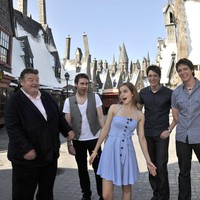 Sifat Robbie Coltrane yang hangat dan jenaka turut dikenang oleh Emma Watson yang berperan sebagai Hermione Granger. Dalam unggahan di Instagram Story, ia menganggap Robbie seperti paman yang lucu. Di sisi lain, kepedulian dan rasa sayang yang begitu besar menjadi kelebihannya. (Foto: Kevin Kolczynski/Universal Orlando via Getty Images)