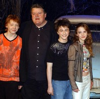 Saya ingat betul dia selalu menyemangati kami saat terjebak badai di lokasi syuting ‘Prisoner of Azkaban. Saya sangat beruntung bisa mengenal dan bekerja dengannya. Sedih sekali mendengar dia telah tiada. Robbie adalah aktor hebat sekaligus pria yang sangat baik, tambah aktor 33 tahun itu. (Foto: PA Images via Getty Images/Yui Mok)