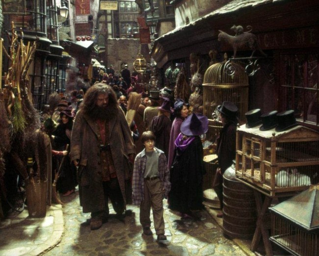 Selama 10 tahun mereka berbagi adegan di delapan film Harry Potter, dari Sorcerer’s Stone (2001) hingga Death Hallows – Part 2 (2011). Dari sekian banyak momen kebersamaan mereka, terdapat satu yang paling membekas di benak Daniel.  (Foto: Dok. Warner Bros via IMDb)