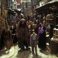 Selama 10 tahun mereka berbagi adegan di delapan film Harry Potter, dari Sorcerer’s Stone (2001) hingga Death Hallows – Part 2 (2011). Dari sekian banyak momen kebersamaan mereka, terdapat satu yang paling membekas di benak Daniel.  (Foto: Dok. Warner Bros via IMDb)