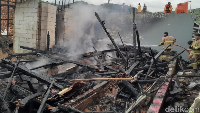 Rumah di Sukabumi hangus terbakar