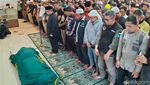Potret Aher Pimpin Sholat Jenazah Koh Steven di Bandung