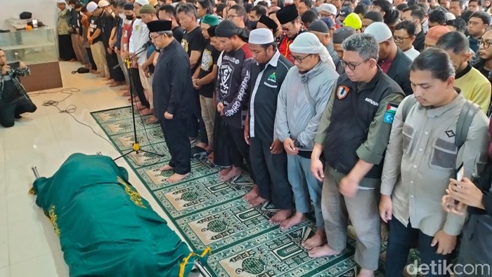Salat jenazah untuk mendiang Koh Steven yang dipimpin Eks Gubernur Jabar Ahmad Heryawan
