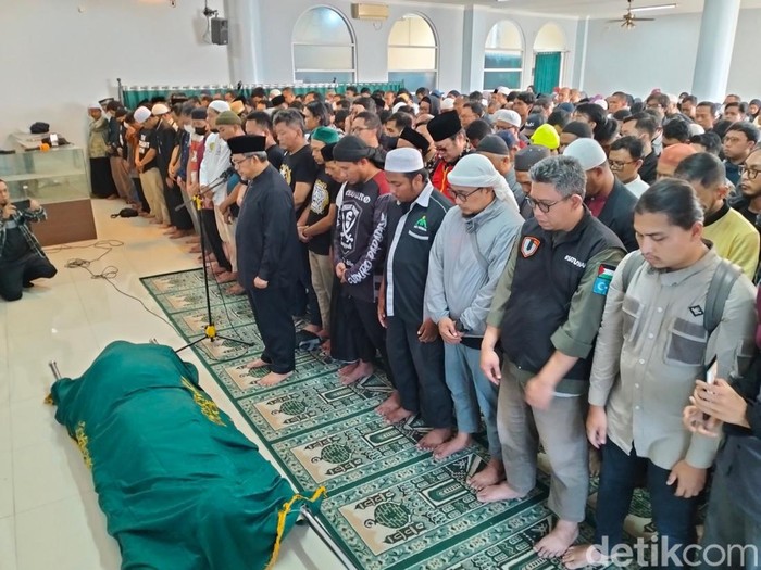 Salat jenazah untuk mendiang Koh Steven yang dipimpin Eks Gubernur Jabar Ahmad Heryawan