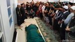 Potret Aher Pimpin Sholat Jenazah Koh Steven di Bandung