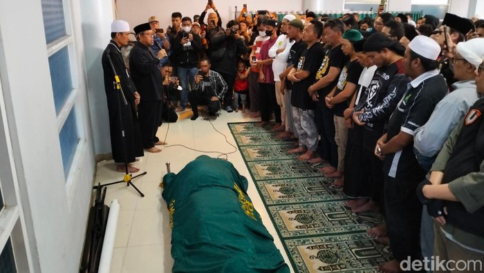 Salat jenazah untuk mendiang Koh Steven yang dipimpin Eks Gubernur Jabar Ahmad Heryawan Salat jenazah untuk mendiang Koh Steven yang dipimpin Eks Gubernur Jabar Ahmad Heryawan