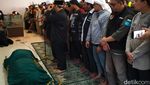 Potret Aher Pimpin Sholat Jenazah Koh Steven di Bandung