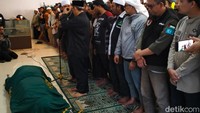 Sementara di dalam masjid, para pelayat sudah bersiap untuk menyolatkan almarhum Koh Steven. Di luar juga tampak masih banyak pelayat yang menunggu kedatangan jenazah.