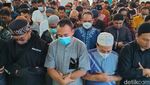 Potret Aher Pimpin Sholat Jenazah Koh Steven di Bandung