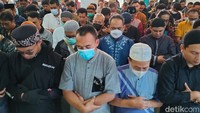 Setibanya di lokasi, Aher langsung masuk ke dalam masjid untuk menanti kedatangan almarhum Koh Steven yang kabarnya masih berada di rumah duka di daerah Cimenyan,, Kabupaten Bandung.