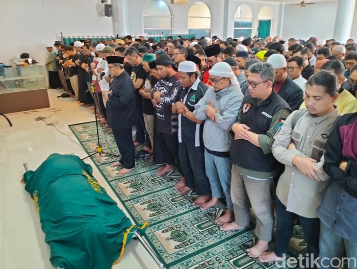 Salat jenazah untuk mendiang Koh Steven yang dipimpin Eks Gubernur Jabar Ahmad Heryawan