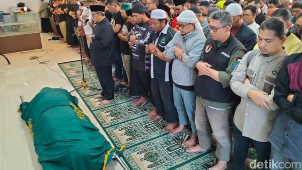 Potret Aher Pimpin Sholat Jenazah Koh Steven di Bandung