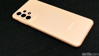 Samsung Galaxy A23 5G disokong chip Snapdragon 695 dipadukan RAM 6 GM yang dapat dimaksimalkan dengan RAM virtual hingga 6 GB. Foto: Adi Fida Rahman/detikINET