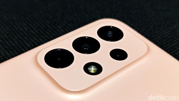 Galaxy A23 5G hadir dengan empat kamera di bagian pungungnya. Kamera utamanya 50MP bersanding dengan ultra-wide 5MP, sensor depth 2MP serta lensa makro 2MP. Foto: Adi Fida Rahman/detikINET