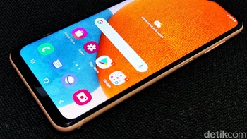 Samsung membekali Galaxy A23 5G dengan baterai besar 5.000mAh yang dilengkapi fitur Adaptive Power Saving yang bikin konsumsi baterai jadi lebih hemat serta 25W Fast Charging. Foto: Adi Fida Rahman/detikINET