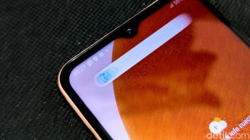 Bagian atas terdapat notch tempat kamera selfie 5MP. Foto: Adi Fida Rahman/detikINET