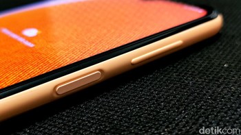 Bagian kanan terdapat pengaturan volume dan tombol power yang disatukan dengan sensor sidik jari. Foto: Adi Fida Rahman/detikINET