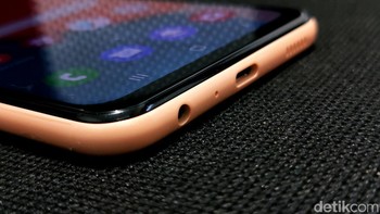 Bagian bawah terdapat port jack audio 3,5 mm, speaker dan USB Type C. Foto: Adi Fida Rahman/detikINET