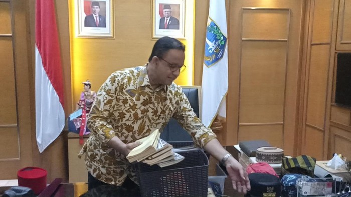 Gubernur DKI Jakarta Anies Baswesan dan Wagub Ahmad Riza Patria mulai mengemasi barang-barang yang terdapat di kantornya. Barang-barang yang dikemas keduanya mulai dari berkas hingga buku-buku.