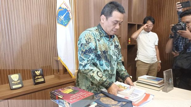 Gubernur DKI Jakarta Anies Baswesan dan Wagub Ahmad Riza Patria mulai mengemasi barang-barang yang terdapat di kantornya. Barang-barang yang dikemas keduanya mulai dari berkas hingga buku-buku.