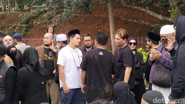 Sejumlah artis hadiri prosesi pemakaman Koh Steven di Bandung
