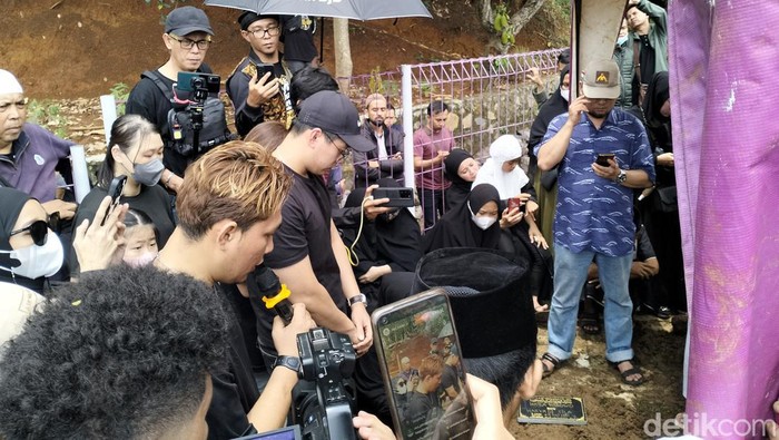 Sejumlah artis hadiri prosesi pemakaman Koh Steven di Bandung