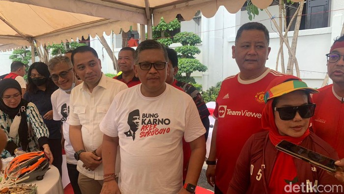 Sekjen PDIP Hasto Kristiyanto di Balai Kota Surabaya