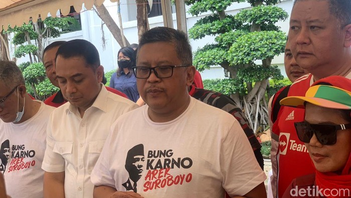 Sekjen PDIP Hasto Kristiyanto (tengah) di Balai Kota Surabaya