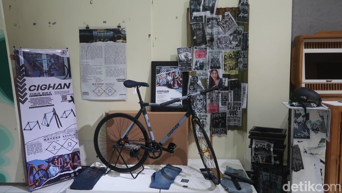 Mahasiswa Prodi Desain Produk ISI Yogyakarta Andika Muhammad Ramadhani (22) saat mengendarai sepeda yang menggunakan frame denim buatannya, Jumat (14/10/2022).
