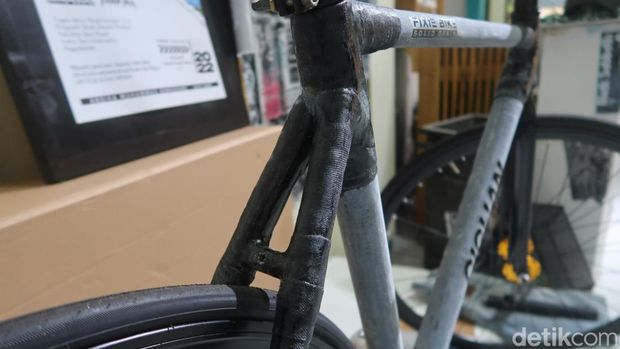 Sepeda jenis fixie yang menggunakan frame berbahan baku denim karya Mahasiswa Prodi Desain Produk ISI Yogyakarta Andika Muhammad Ramadhani (22).