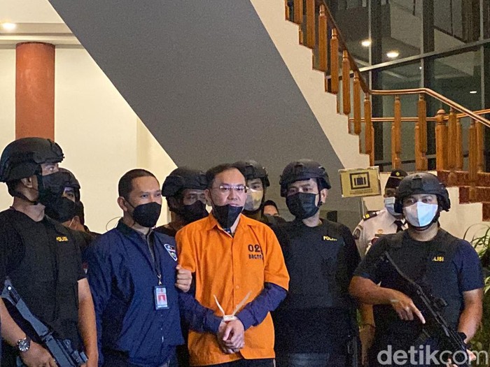 Siapa Apin BK? Nama tersebut ramai diperbincangkan usai dirinya ditangkap oleh pihak kepolisian. Apin BK masuk dalam daftar pencarian orang (DPO) Polri.