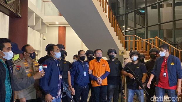 Siapa Apin BK? Nama tersebut ramai diperbincangkan usai dirinya ditangkap oleh pihak kepolisian. Apin BK masuk dalam daftar pencarian orang (DPO) Polri.