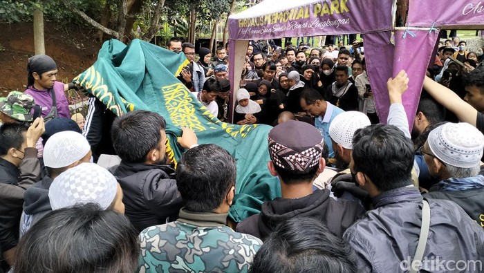 Suasana pemakaman almarhum Koh Steven.
