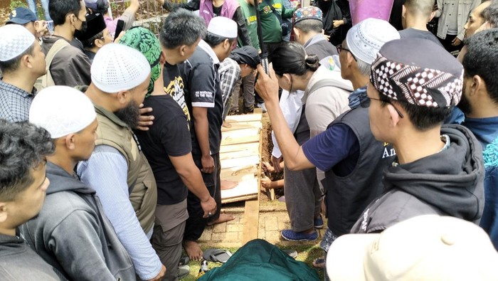 Suasana pemakaman almarhum Koh Steven.