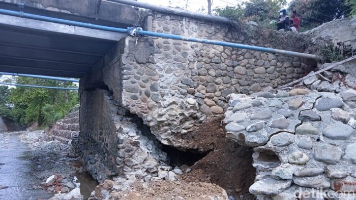 Talut penyangga jembatan di Palopo retak diterjang banjir.