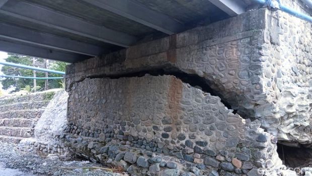 Talut penyangga jembatan di Palopo retak diterjang banjir.