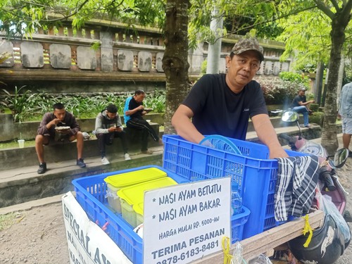 Wayan Herman (41) ketika ditemui detikBali pada Sabtu (15/10/2022) didepan Kantor Dinas Kebudayaan Provinsi Bali, Jalan Ir. H. Juanda No. 1 Renon, Bali.