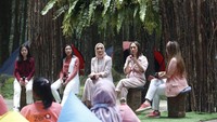 Putri Ayu, Junior Brand Manager ZEN Antibacterial, PT Bina Karya Prima, bercerita tentang kebiasaan unik masyarakat di Jepang yaitu shinrin-yoku atau forest therapy yang disahkan sebagai program nasional sejak tahun 1982 untuk menyembuhkan diri, menyegarkan pikiran, dan mengurangi stress dengan berjalan santai tanpa alas kaki di hutan yang dikelilingi pepohonan.  Terinspirasi dari pengalaman itu, ZEN melalui varian terbarunya yaitu Japanesse Red Shiso with Pure Tea Tree, mengajak Ibu dan Anak bersama melakukan kegiatan jalan santai menyusuri hutan pinus, berkemah, dan mengenal tumbuh-tumbuhan yang membawa manfaat kebaikan alam. Putri turut memperkenalkan manfaat tumbuhan Red Shiso pada varian terbaru lainnya yaitu ZEN Antibacterial Japanesse Red Shiso with Echinacea Flower.   