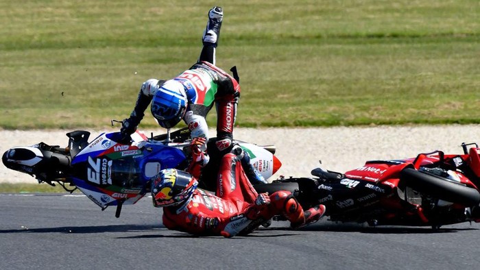 Ducati Lenovos Australian rider Jack Miller (R) crashes with LCR Honda Castrols Spanish rider Alex Marquez during the MotoGP Australian Grand Prix at Phillip Island on October 16, 2022. - -- IMAGE RESTRICTED TO EDITORIAL USE - STRICTLY NO COMMERCIAL USE -- (Photo by John MORRIS / AFP) / -- IMAGE RESTRICTED TO EDITORIAL USE - STRICTLY NO COMMERCIAL USE -- (Photo by JOHN MORRIS/AFP via Getty Images)