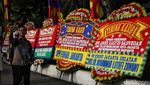 Aksi Warga Selfie dengan Karangan Bunga Perpisahan Anies
